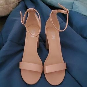 Nude pumps
